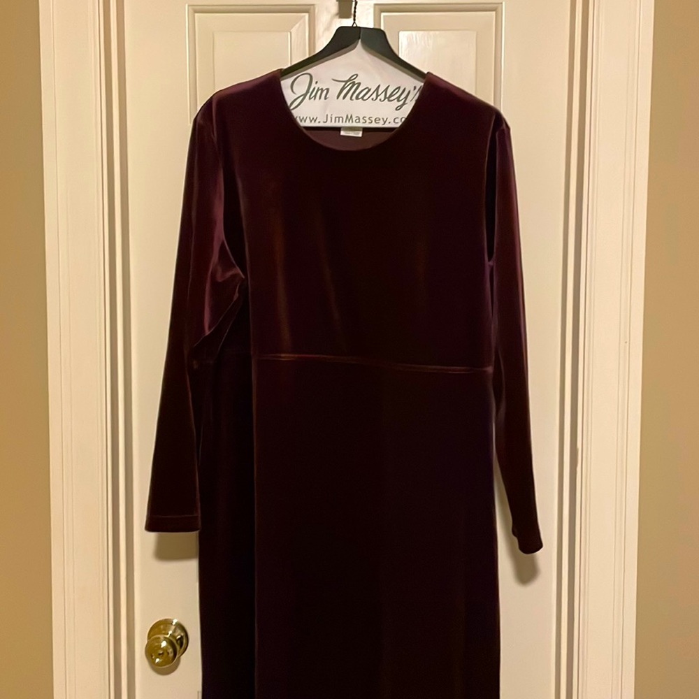Stunning velour maxi. Gorgeous wine color.